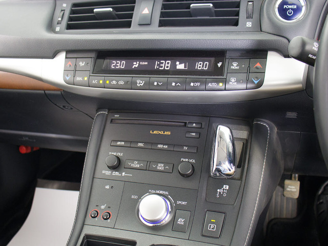 CD�͂������̎��ADVD�Đ����\�ł��B�t���Z�O�n�f�W�ɂ��Ή��������Bluetooth�ɂ��Ή����Ă���܂�