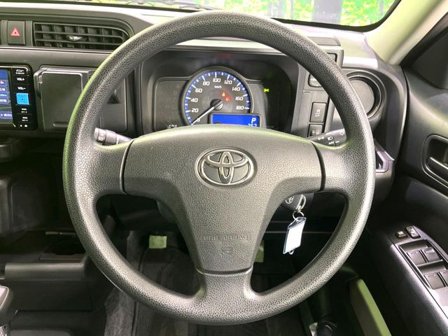 �C���e���A�ɍ��킹���f�U�C���̃X�e�A�����O�́A�^�]�������̂��Ƃ��l���A�^�]���₷���`��A�傫���ł��B�����x�A���ۂɐG���Ă��m���߂��������B