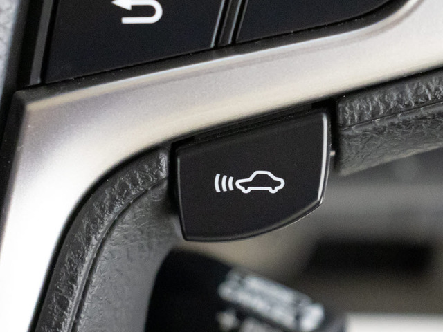 �Փˉ���x���^�v���N���b�V���Z�[�t�e�B�V�X�e�� �O���ɏo��������Q���ɑ΂��x��𔭂��A�h���C�o�[�Ɍx���B�����Ƀu���[�L�A�V�X�g�ɂ��Փˉ���Ƒ��x���y�����܂��B