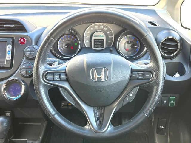 �y�����v�����X�e�A�����O�z�㎿�Ȋv���g�p���邱�ƂŁA��ɂ����������݂ƂĂ��^�]���₷���n���h���ł���