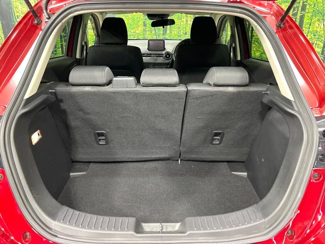 ���i�̂���������ʋ΁A���}���ɏ\���ȉ׎��X�y�[�X���m�ۂ��Ă���܂��B�Z�J���h�V�[�g��|���ƁA�傫�ȉו��̐ύڂ��\�ł���