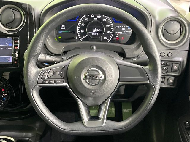 �C���e���A�ɍ��킹���f�U�C���̃X�e�A�����O�́A�^�]�������̂��Ƃ��l���A�^�]���₷���`��A�傫���ł��B�����x�A���ۂɐG���Ă��m���߂��������B