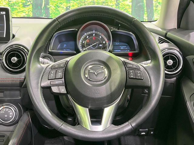 �C���e���A�ɍ��킹���f�U�C���̃X�e�A�����O�́A�^�]�������̂��Ƃ��l���A�^�]���₷���`��A�傫���ł��B�����x�A���ۂɐG���Ă��m���߂��������B