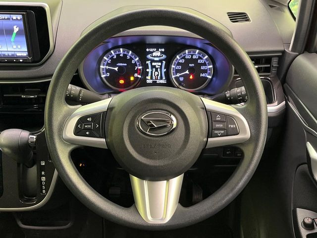 �C���e���A�ɍ��킹���f�U�C���̃X�e�A�����O�́A�^�]�������̂��Ƃ��l���A�^�]���₷���`��A�傫���ł��B�����x�A���ۂɐG���Ă��m���߂��������B