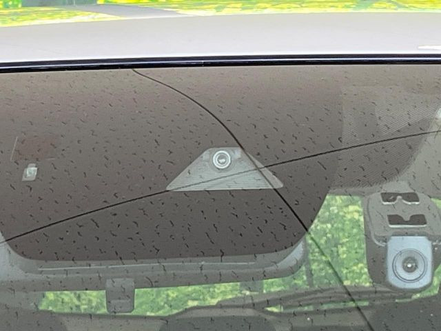 【スマートシティブレーキサポート】低速走行中に前方の車両等を認識し、衝突しそうな時は警報とブレーキで衝突回避と被害軽減をアシスト。より安全にドライブをお楽しみいただけます。