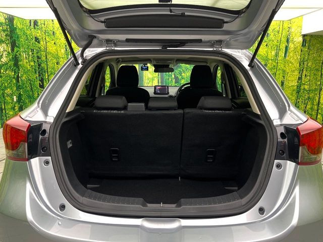 ���i�̂���������ʋ΁A���}���ɏ\���ȉ׎��X�y�[�X���m�ۂ��Ă���܂��B�Z�J���h�V�[�g��|���ƁA�傫�ȉו��̐ύڂ��\�ł���