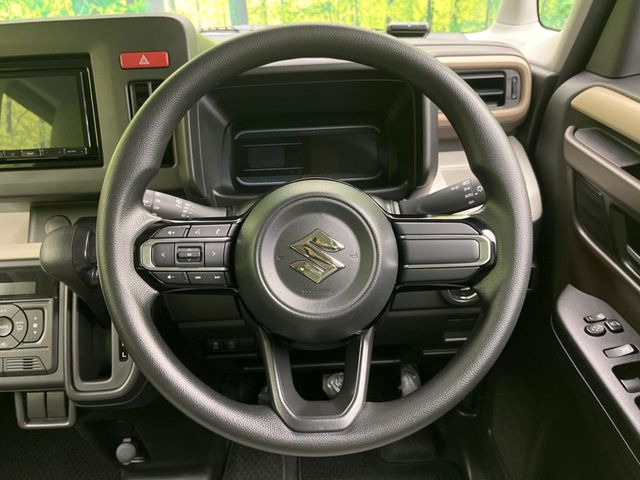 �C���e���A�ɍ��킹���f�U�C���̃X�e�A�����O�́A�^�]�������̂��Ƃ��l���A�^�]���₷���`��A�傫���ł��B�����x�A���ۂɐG���Ă��m���߂��������B