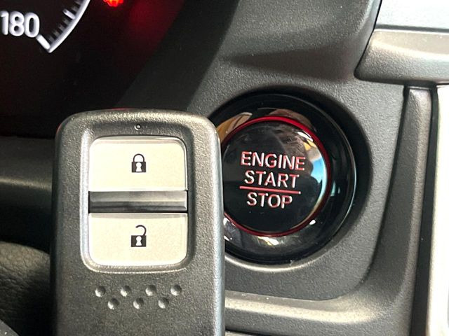 �yHonda�X�}�[�g�L�[�z�J�o����|�P�b�g�ɓ��ꂽ�܂܂ł��h�A�̎{���E�������\�ȃX�}�[�g�L�[�𑕔��B�G���W���̃I���E�I�t�����J�M�����o���K�v����������Ƃ��Ă��֗��ł���