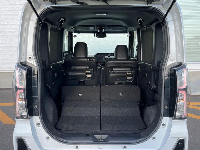 ���i�̂���������ʋ΁A���}���ɏ\���ȉ׎��X�y�[�X���m�ۂ��Ă���܂��B�Z�J���h�V�[�g��|���ƁA�傫�ȉו��̐ύڂ��\�ł���