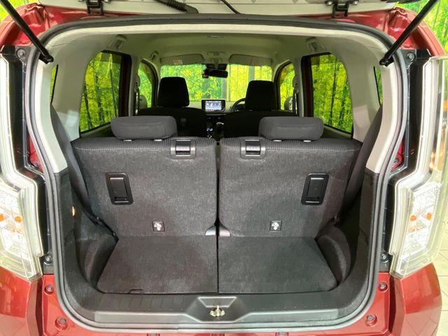 ���i�̂���������ʋ΁A���}���ɏ\���ȉ׎��X�y�[�X���m�ۂ��Ă���܂��B�Z�J���h�V�[�g��|���ƁA�傫�ȉו��̐ύڂ��\�ł���