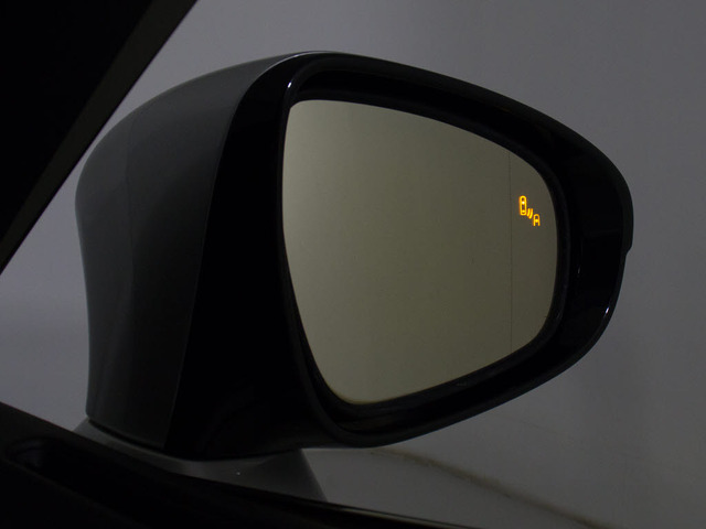 BSM(�u���C���h�X�|�b�g���j�^)!�ׂ̎Ԑ��𑖂�ԗ������[�_�[�Ō��m���A�h�A�~���[�ł͊m�F���ɂ����㑤���G���A�ɑ��݂���ԗ��ɉ����āA�}�ڋ߂��Ă���ԗ������m���܂��B