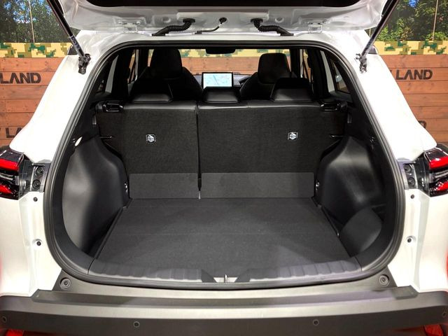 ���i�̂���������ʋ΁A���}���ɏ\���ȉ׎��X�y�[�X���m�ۂ��Ă���܂��B�Z�J���h�V�[�g��|���ƁA�傫�ȉו��̐ύڂ��\�ł���