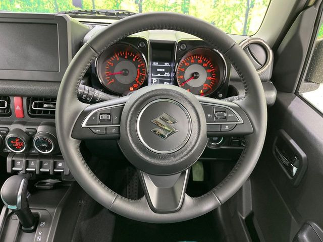 �C���e���A�ɍ��킹���f�U�C���̃X�e�A�����O�́A�^�]�������̂��Ƃ��l���A�^�]���₷���`��A�傫���ł��B�����x�A���ۂɐG���Ă��m���߂��������B