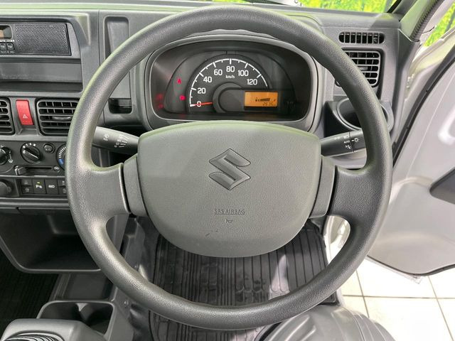 �C���e���A�ɍ��킹���f�U�C���̃X�e�A�����O�́A�^�]�������̂��Ƃ��l���A�^�]���₷���`��A�傫���ł��B�����x�A���ۂɐG���Ă��m���߂��������B