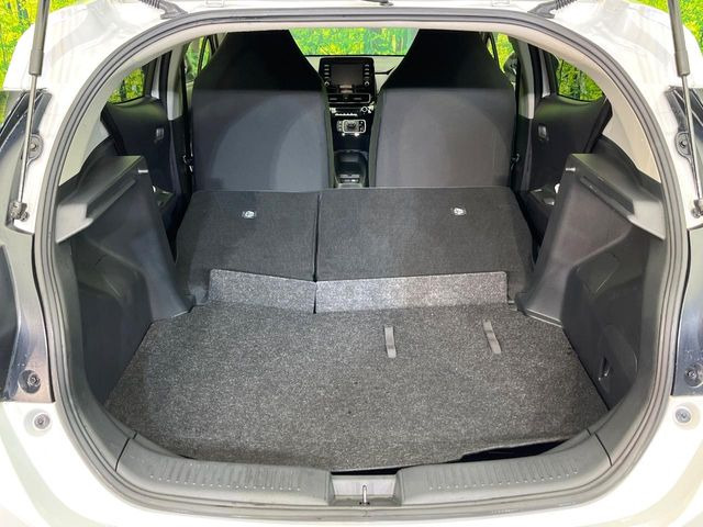 ���i�̂���������ʋ΁A���}���ɏ\���ȉ׎��X�y�[�X���m�ۂ��Ă���܂��B�Z�J���h�V�[�g��|���ƁA�傫�ȉו��̐ύڂ��\�ł���