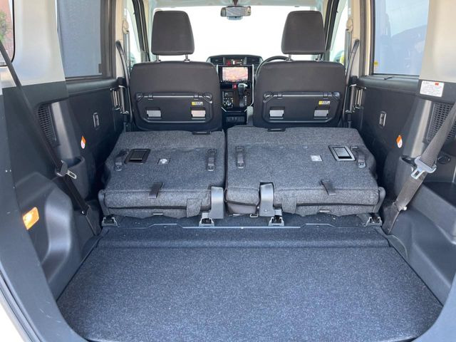 ���i�̂���������ʋ΁A���}���ɏ\���ȉ׎��X�y�[�X���m�ۂ��Ă���܂��B�Z�J���h�V�[�g��|���ƁA�傫�ȉו��̐ύڂ��\�ł���