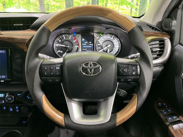 �C���e���A�ɍ��킹���f�U�C���̃X�e�A�����O�́A�^�]�������̂��Ƃ��l���A�^�]���₷���`��A�傫���ł��B�����x�A���ۂɐG���Ă��m���߂��������B