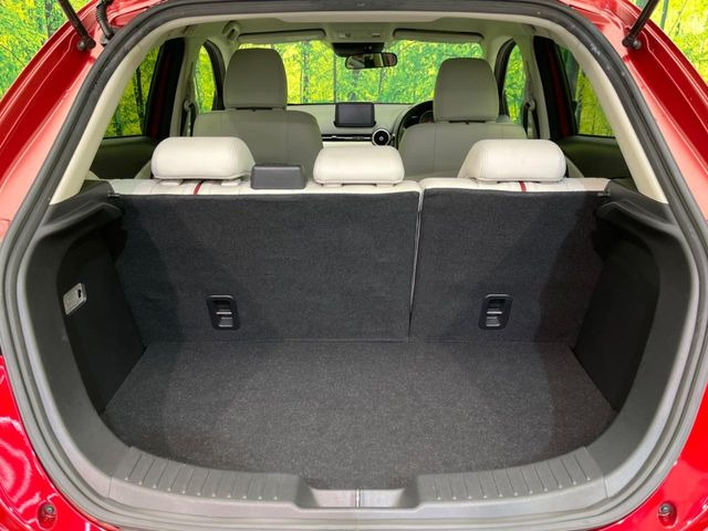 ���i�̂���������ʋ΁A���}���ɏ\���ȉ׎��X�y�[�X���m�ۂ��Ă���܂��B�Z�J���h�V�[�g��|���ƁA�傫�ȉו��̐ύڂ��\�ł���