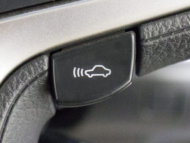 �Փˉ���x���^�v���N���b�V���Z�[�t�e�B�V�X�e�� �O���ɏo��������Q���ɑ΂��x��𔭂��A�h���C�o�[�Ɍx���B�����Ƀu���[�L�A�V�X�g�ɂ��Փˉ���Ƒ��x���y�����܂��B