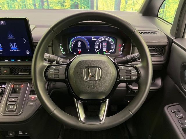 �C���e���A�ɍ��킹���f�U�C���̃X�e�A�����O�́A�^�]�������̂��Ƃ��l���A�^�]���₷���`��A�傫���ł��B�����x�A���ۂɐG���Ă��m���߂��������B