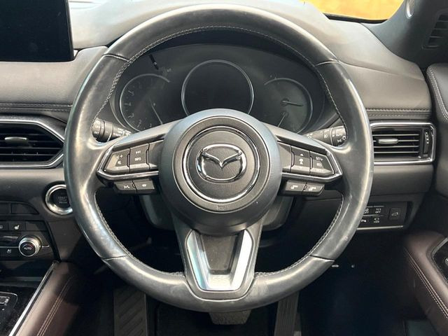 �C���e���A�ɍ��킹���f�U�C���̃X�e�A�����O�́A�^�]�������̂��Ƃ��l���A�^�]���₷���`��A�傫���ł��B�����x�A���ۂɐG���Ă��m���߂��������B