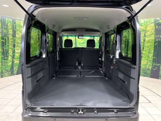 ���i�̂���������ʋ΁A���}���ɏ\���ȉ׎��X�y�[�X���m�ۂ��Ă���܂��B�Z�J���h�V�[�g��|���ƁA�傫�ȉו��̐ύڂ��\�ł���