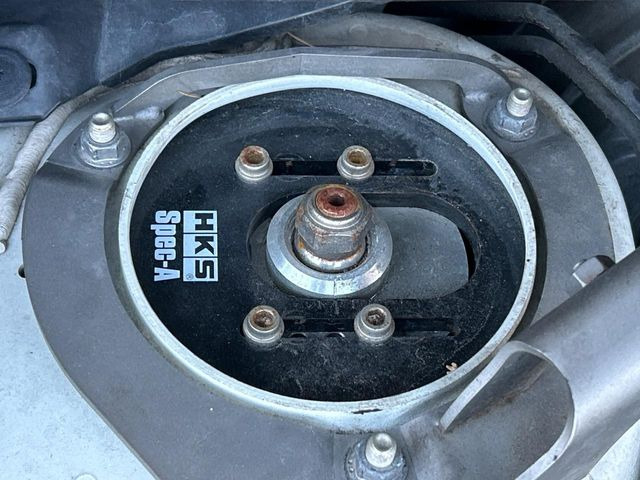 �yHKS�ԍ����z�ԍ����Ⴍ�Ȃ�A�X�^�C���b�V���Ȍ����ڂƂȂ��Ă���܂��B�ԗ��̏d�S�������鎖�ŁA���s���̈��萫�����サ�܂���