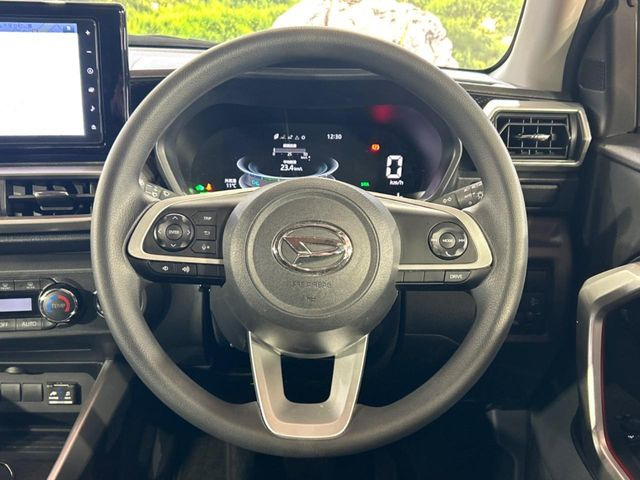 �C���e���A�ɍ��킹���f�U�C���̃X�e�A�����O�́A�^�]�������̂��Ƃ��l���A�^�]���₷���`��A�傫���ł��B�����x�A���ۂɐG���Ă��m���߂��������B