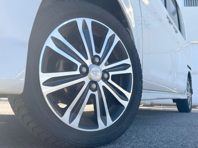 �y����15�C���`�A���~�z�C�[���z�O�ςɃ}�b�`���������A���~�z�C�[���𑕒����Ă���܂��B�e��ЊO�A���~�z�C�[����A�X�^�b�h���X�^�C�����戵�����Ă���܂��B���񂲑��k����������