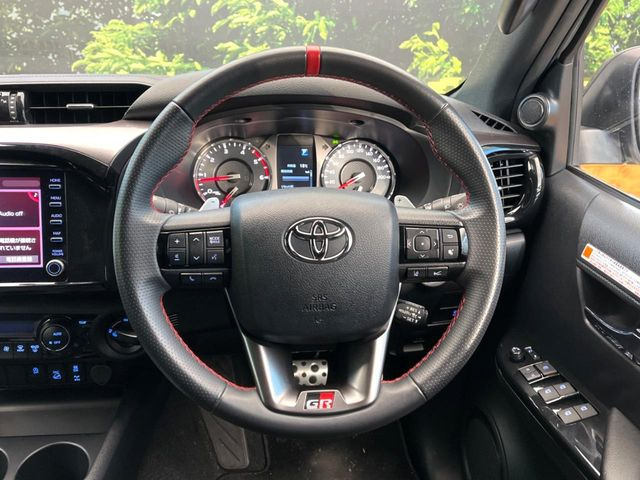 �C���e���A�ɍ��킹���f�U�C���̃X�e�A�����O�́A�^�]�������̂��Ƃ��l���A�^�]���₷���`��A�傫���ł��B�����x�A���ۂɐG���Ă��m���߂��������B