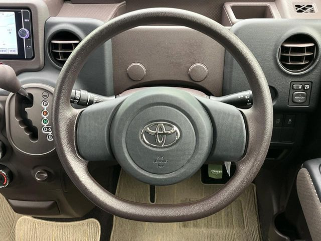 �C���e���A�ɍ��킹���f�U�C���̃X�e�A�����O�́A�^�]�������̂��Ƃ��l���A�^�]���₷���`��A�傫���ł��B�����x�A���ۂɐG���Ă��m���߂��������B