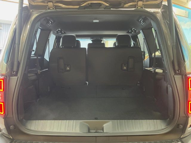 ���i�̂���������ʋ΁A���}���ɏ\���ȉ׎��X�y�[�X���m�ۂ��Ă���܂��B�Z�J���h�V�[�g��|���ƁA�傫�ȉו��̐ύڂ��\�ł���