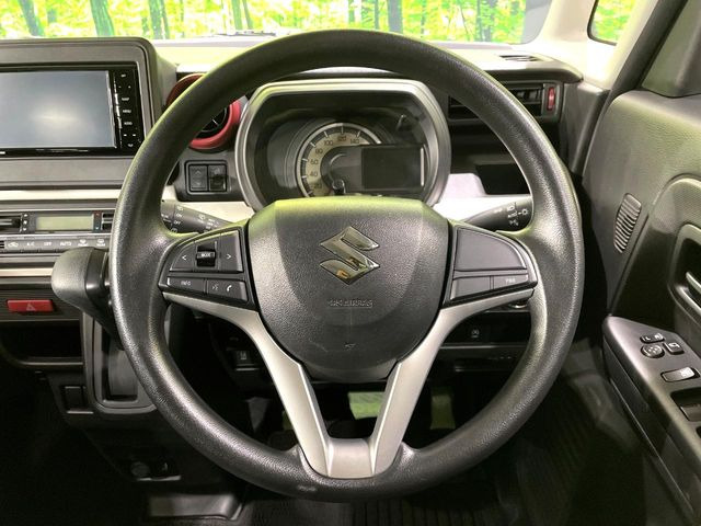 �C���e���A�ɍ��킹���f�U�C���̃X�e�A�����O�́A�^�]�������̂��Ƃ��l���A�^�]���₷���`��A�傫���ł��B�����x�A���ۂɐG���Ă��m���߂��������B