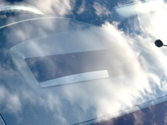 �y�w�b�h�A�b�v�f�B�X�v���C�z���݂̑��x�⑖�s�����f�W�^���\���ŉ^�]�ȑO���̃K���X�ɓ��e!�^�]���A�ڐ������炳���K�v�ȏ����m�F�ł���̂łƂ��Ă��֗��ň��S!