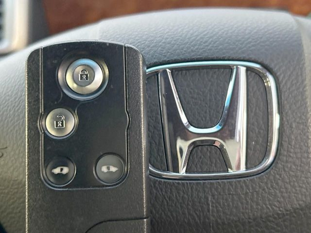 �yHonda�X�}�[�g�L�[�z�J�o����|�P�b�g�ɓ��ꂽ�܂܂ł��h�A�̎{���E�������\�ȃX�}�[�g�L�[�𑕔��B�G���W���̃I���E�I�t�����J�M�����o���K�v����������Ƃ��Ă��֗��ł���