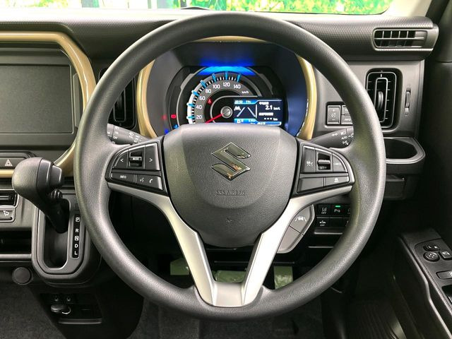 �C���e���A�ɍ��킹���f�U�C���̃X�e�A�����O�́A�^�]�������̂��Ƃ��l���A�^�]���₷���`��A�傫���ł��B�����x�A���ۂɐG���Ă��m���߂��������B