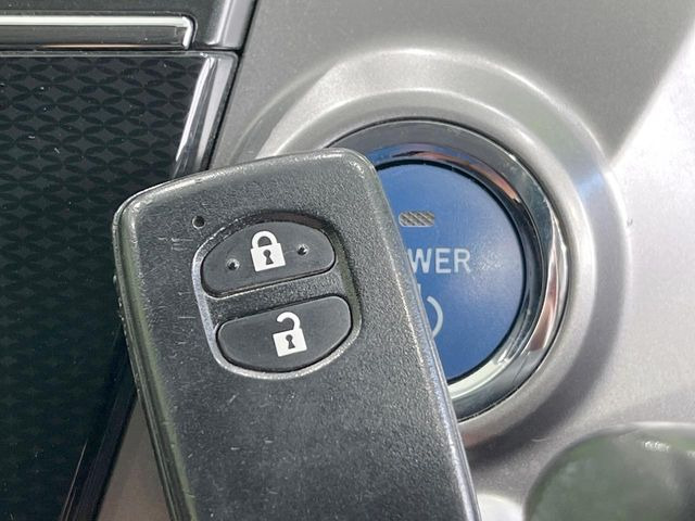 【スマートキー】カバンやポケットに入れたままでもドアの施錠・解錠が可能なスマートキーを装備。エンジンのオン・オフ時もカギを取り出す必要が無いからとっても便利です♪