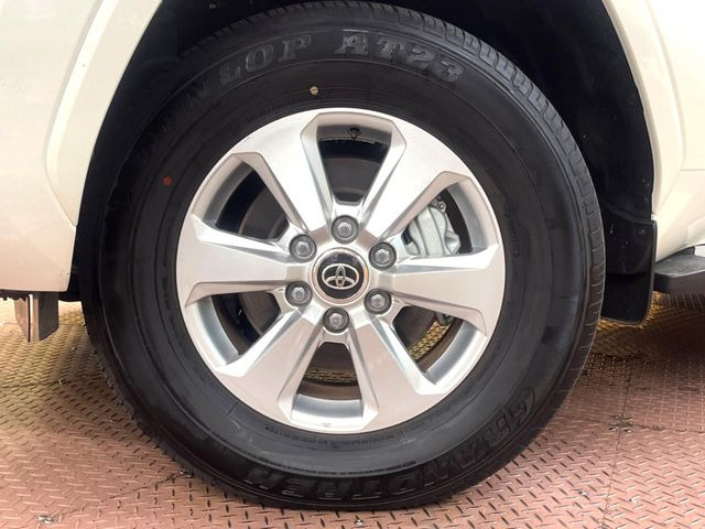 �y����18�C���`�A���~�z�C�[���z�O�ςɃ}�b�`���������A���~�z�C�[���𑕒����Ă���܂��B�e��ЊO�A���~�z�C�[����A�X�^�b�h���X�^�C�����戵�����Ă���܂��B���񂲑��k����������