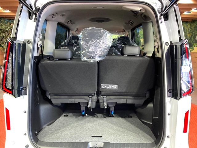 ���i�̂���������ʋ΁A���}���ɏ\���ȉ׎��X�y�[�X���m�ۂ��Ă���܂��B�Z�J���h�V�[�g��|���ƁA�傫�ȉו��̐ύڂ��\�ł���