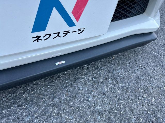 �ySTI�X�^�C���p�b�P�[�W�z�t�����g�E�T�C�h�E���A��STI�̃G�A���œ���B�O�ς̃X�|�[�e�B�[�����ۗ������Ă���邾���łȂ��A�������s���̋�̓o�����X���œK�����Ă���܂��B