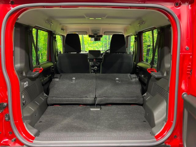 ���i�̂���������ʋ΁A���}���ɏ\���ȉ׎��X�y�[�X���m�ۂ��Ă���܂��B�Z�J���h�V�[�g��|���ƁA�傫�ȉו��̐ύڂ��\�ł���