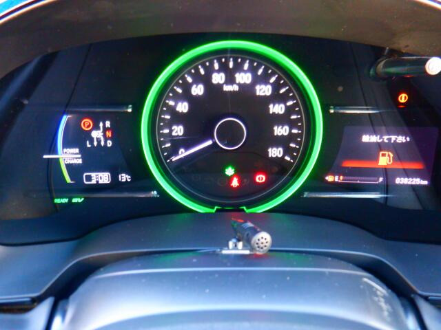 3�ɕ����ꂽ���[�^�[�p�l���͋@�\���Ƃɕ�����Ă���̂ŁA�Ԃ̏󋵂����f���₷���A���₷���f�U�C���ƂȂ��Ă���܂��B