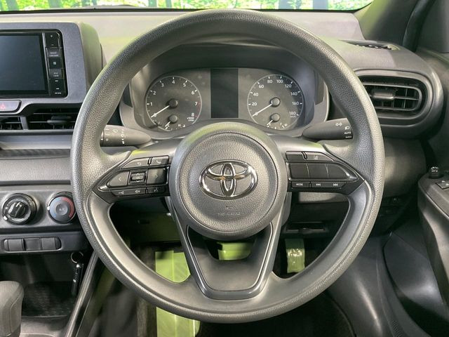 �C���e���A�ɍ��킹���f�U�C���̃X�e�A�����O�́A�^�]�������̂��Ƃ��l���A�^�]���₷���`��A�傫���ł��B�����x�A���ۂɐG���Ă��m���߂��������B