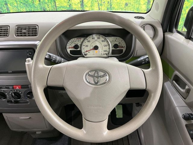 �C���e���A�ɍ��킹���f�U�C���̃X�e�A�����O�́A�^�]�������̂��Ƃ��l���A�^�]���₷���`��A�傫���ł��B�����x�A���ۂɐG���Ă��m���߂��������B