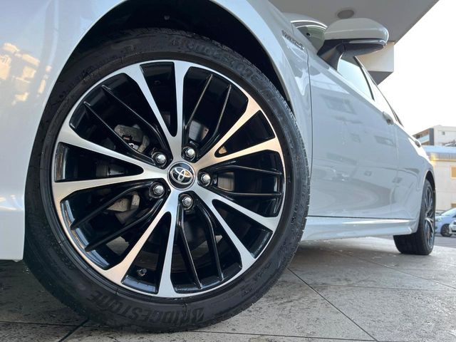 �y����18�C���`�A���~�z�C�[���z�O�ςɃ}�b�`���������A���~�z�C�[���𑕒����Ă���܂��B�e��ЊO�A���~�z�C�[����A�X�^�b�h���X�^�C�����戵�����Ă���܂��B���񂲑��k����������