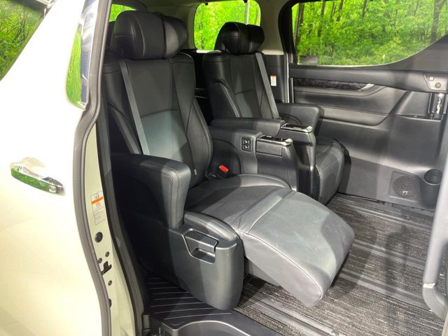 二列目中央はウォークスルーとなっております。二列目と三列目の移動や乗り降りがとっても楽になるので、乗り降りの際もストレスを感じることはありません♪