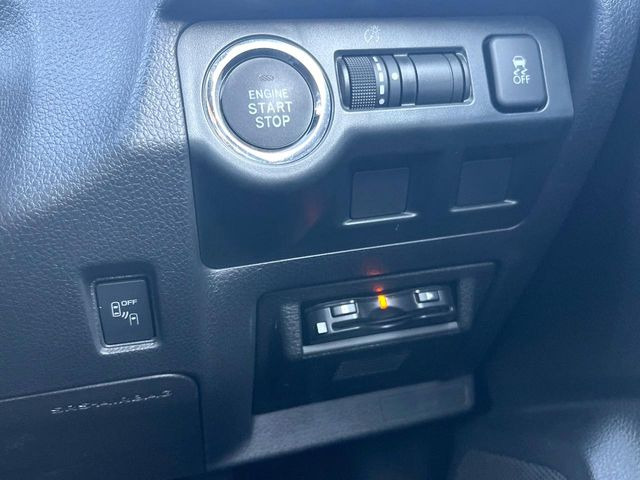 【リヤビークルディティクション】走行中、ドアミラーの死角になりやすい箇所に後続車が接近するとサイドミラー付近に警告を表示、ドライバーに注意喚起と、万一の際はハンドル操作をアシストをします。