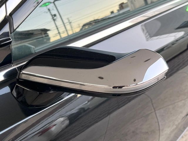 �y�f�W�^���A�E�^�[�~���[�z�ԗ��̃t�����g�h�A�O���̃J�����ŎB�e�����ԗ����E����̉f�����A�t�����g�s���[���ɐݒu���ꂽ5�C���`�f�B�X�v���C�ɕ\���B���V��ł��D�ꂽ���F�����m�ۂł��܂���