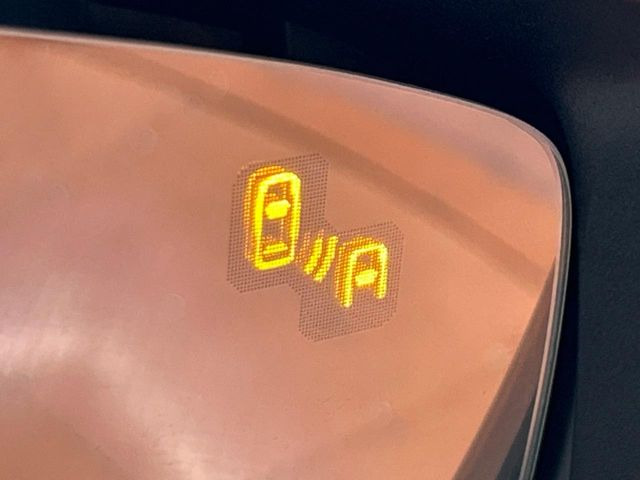 【ブラインドスポットモニタリング】走行中、ドアミラーの死角になりやすい箇所に後続車が接近するとサイドミラー付近に警告を表示、ドライバーに注意喚起をしてくれます。