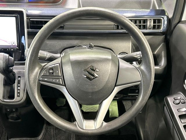 �C���e���A�ɍ��킹���f�U�C���̃X�e�A�����O�́A�^�]�������̂��Ƃ��l���A�^�]���₷���`��A�傫���ł��B�����x�A���ۂɐG���Ă��m���߂��������B